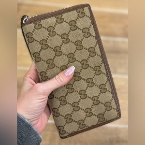 Gucci WOMANS WALLET WITH RE
T.ORIGINAL GG/AZALEA MICHEL PR
B.EB/BROWN SUGAR